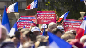Tūkstošiem ralliju Parīzē, lai atbalstītu Le Pen (video)