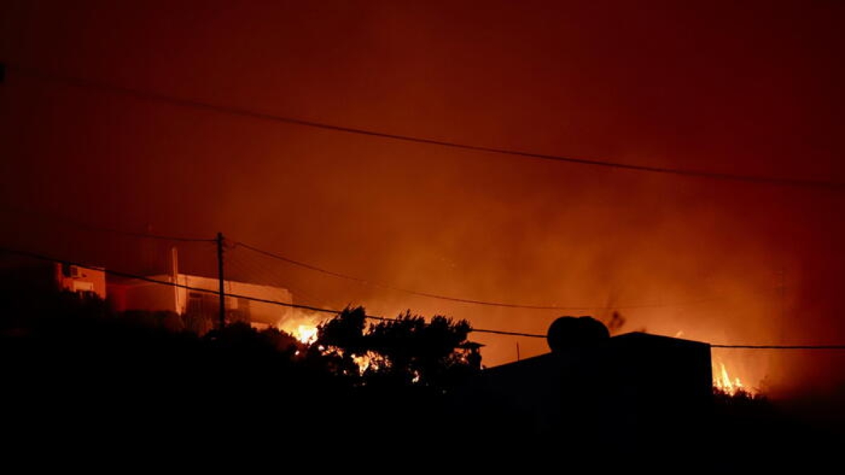 Incendio a Creta: fuga nella notte di residenti e turisti, 1.500 evacuati