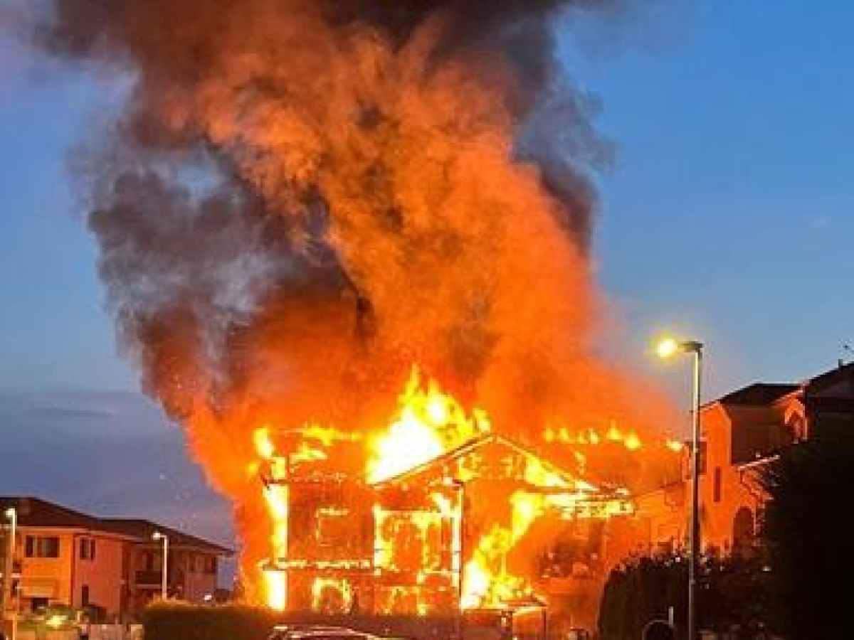 Cuneo, a fuoco un edificio a Cherasco. Al lavoro i vigili del fuoco per verificare la presenza di persone