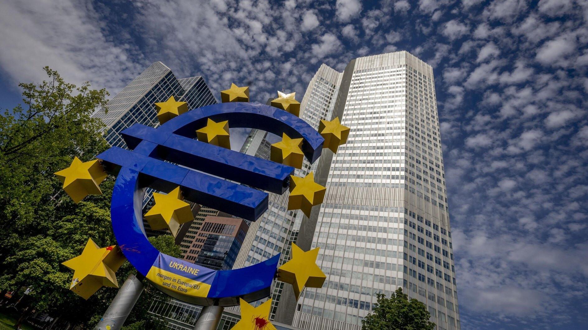 Eurozone economy expands but tariff impact looms