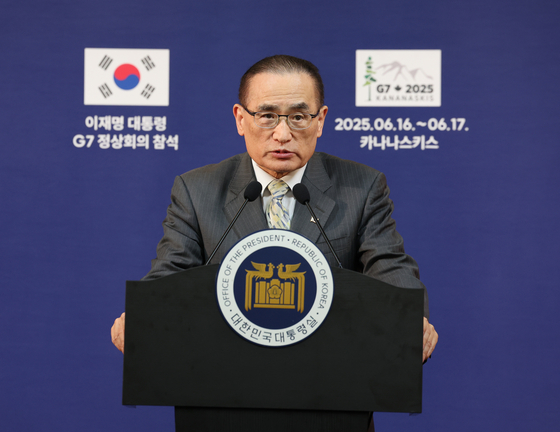 National Security Adviser Wi Sung-lac briefs reporters about the G7 summit in Canada on June 17. [JOINT PRESS CORPS]