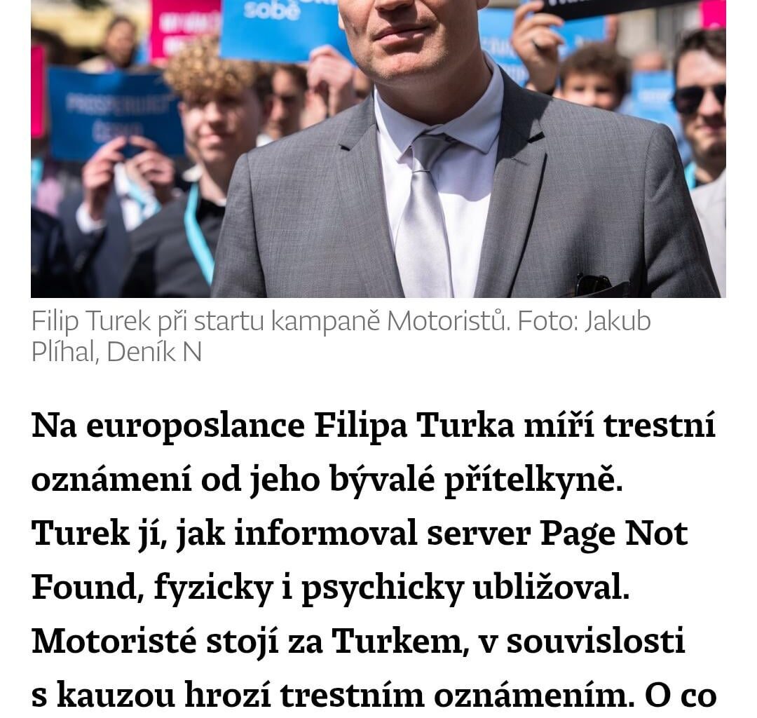 "Mlátil jsem tě jen v afektu" obět Turkova údajného domácího násilí zveřejnila emaily, co jí psal.