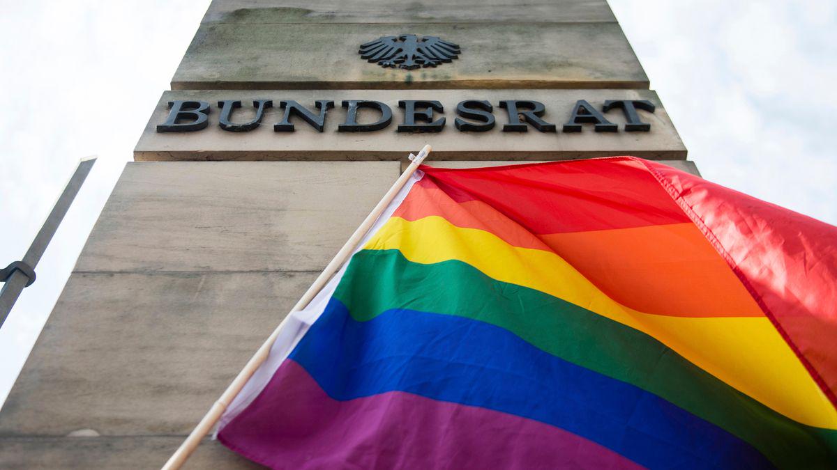 Bundesrat hisst zum Berliner CSD die Regenbogenflagge