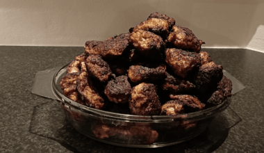 Til frikadelle-skorpe-diskussionen. Du kan måske ikke lide det, men dette er, hvordan frikadeller på toppen ser ud. Der er brugt to pakker lurpak til fedtstof.