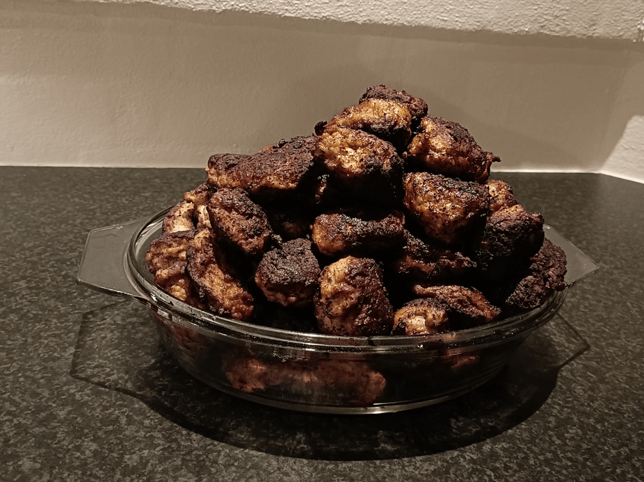 Til frikadelle-skorpe-diskussionen. Du kan måske ikke lide det, men dette er, hvordan frikadeller på toppen ser ud. Der er brugt to pakker lurpak til fedtstof.