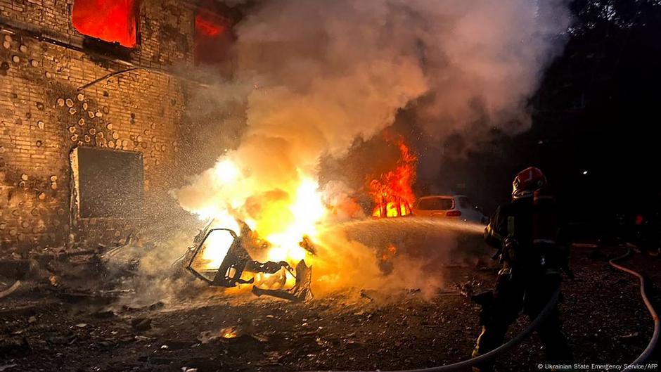 Russia steps up bombings as Lavrov meets Kim – DW – 07/12/2025