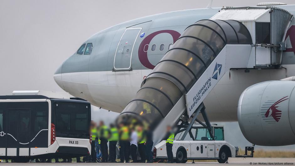 Germany resumes deportations to Afghanistan – DW – 07/18/2025