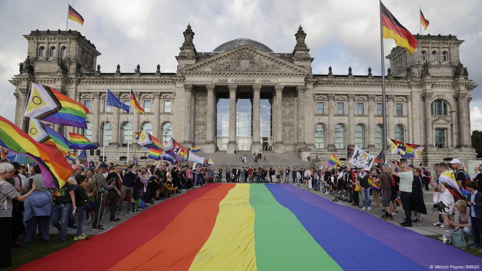 Berlin expects huge turnout for Pride march – DW – 07/26/2025