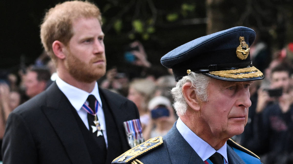 King and Prince Harry's aides 'meet for secret peace talks'