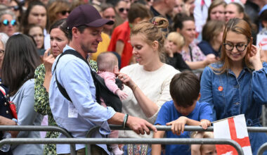 Princess Beatrice and children join the Lionesses' celebrations at victory parade
