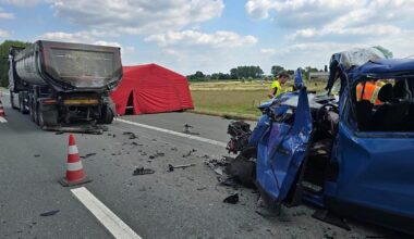 Dodelijk verkeersongeval op E34 in Melsele: minibusje rijdt in op vrachtwagen 