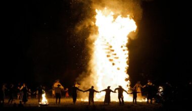 Ein Feuer wie beim Führer | Rund 80 deutsche Neonazis feiern in Tschechien Sonnen­wende, singen Hitlerjugend-Lieder und beschwören das „germanische Volk“. Auch AfD-nahe Politiker sind dabei. Die taz war vor Ort.