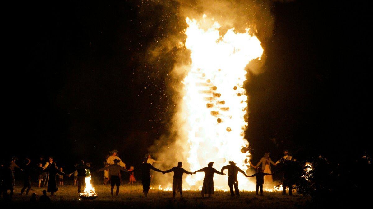 Ein Feuer wie beim Führer | Rund 80 deutsche Neonazis feiern in Tschechien Sonnen­wende, singen Hitlerjugend-Lieder und beschwören das „germanische Volk“. Auch AfD-nahe Politiker sind dabei. Die taz war vor Ort.