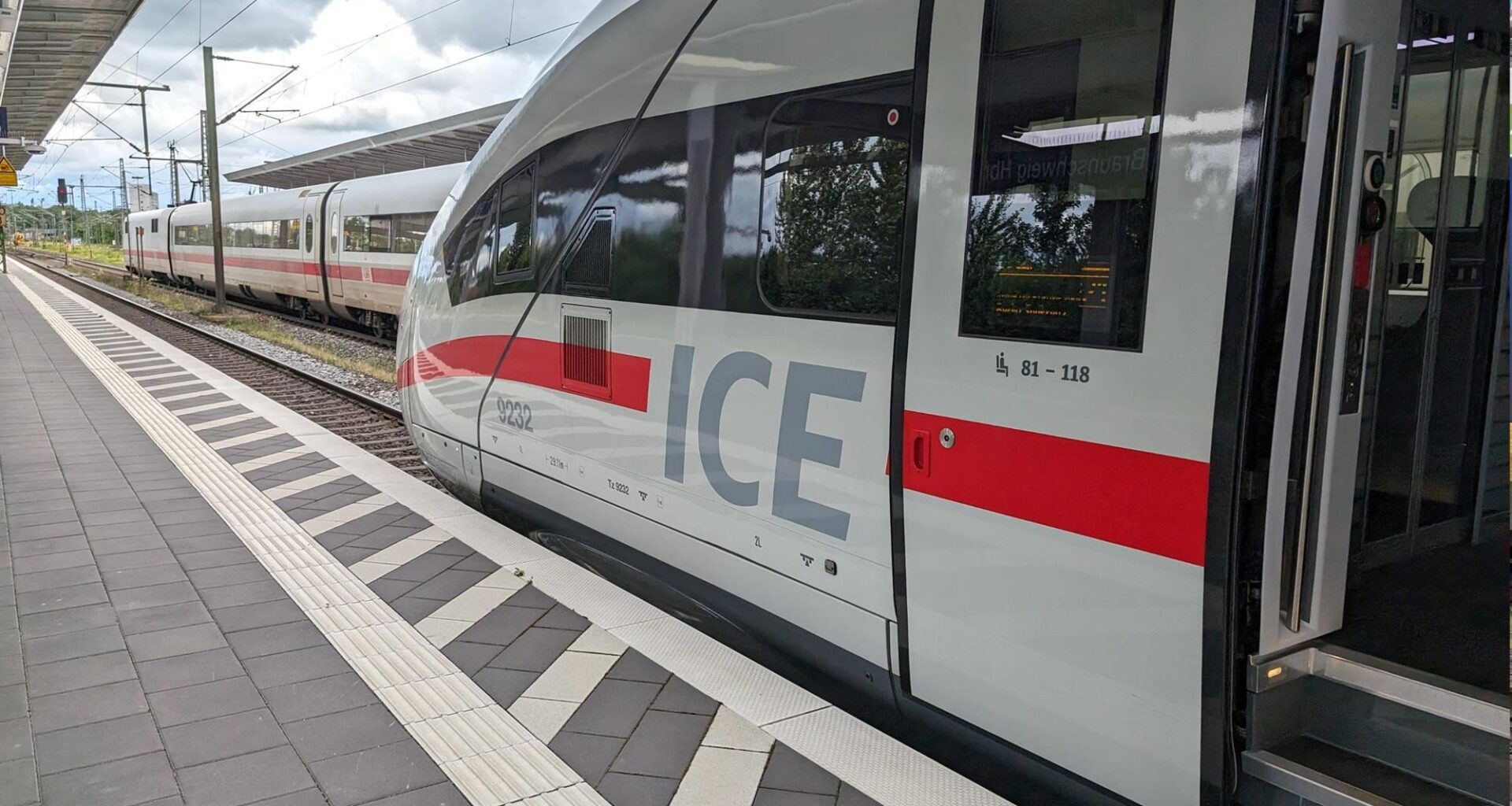 Die Bundesländer drängen darauf, dass Bahnkunden bei fehlendem WLAN oder geschlossenem Bordbistro in den Zügen künftig entschädigt werden.