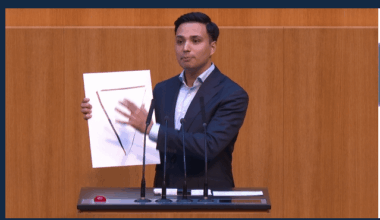 Was zeigt NEOS-Klubobmann Shetty hier? (wrong answers only)