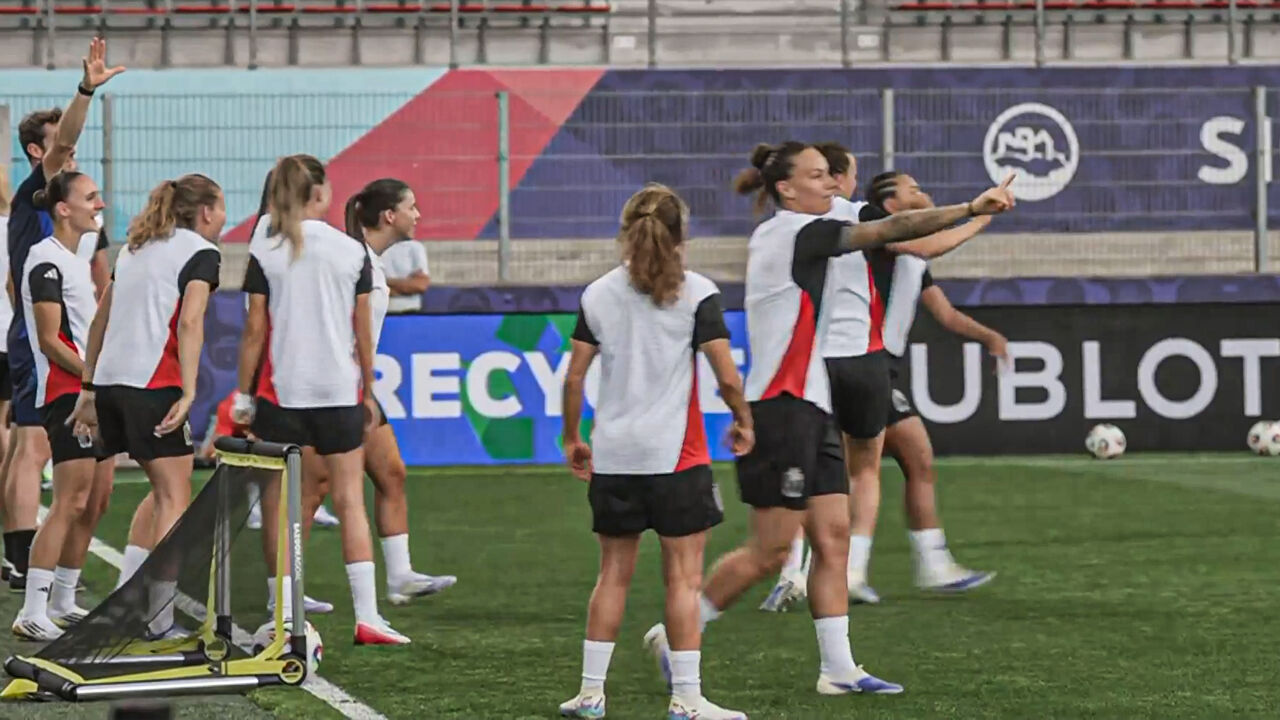 Sfeer zit er goed in bij Red Flames tijdens laatste training voor Italië, twee grote dilemma's voor basiself