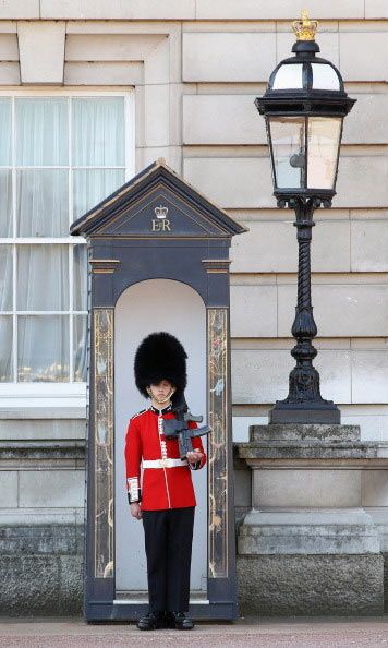 buckingham palace guards
