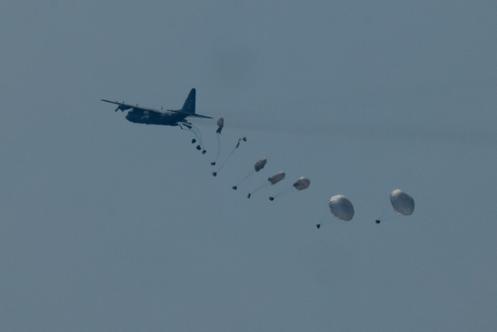 Un avion largue de l’aide humanitaire au-dessus de la bande de Gaza, le 29 juillet 2025.