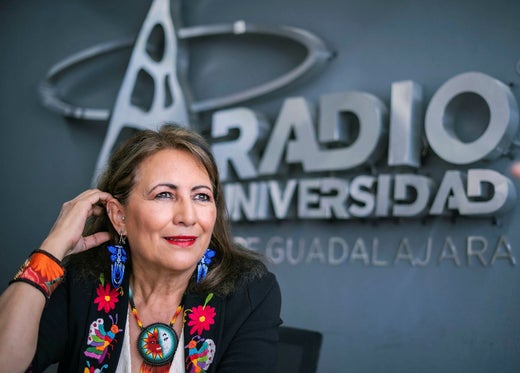 Akademikern och juristen Guadalupe Ramos, 61, har hjälpt till att lagstadga om könsbaserade kvinnomord i Mexiko. Varje vecka hörs hon i ett radioprogram på Radio Universidad de Guadalajara.