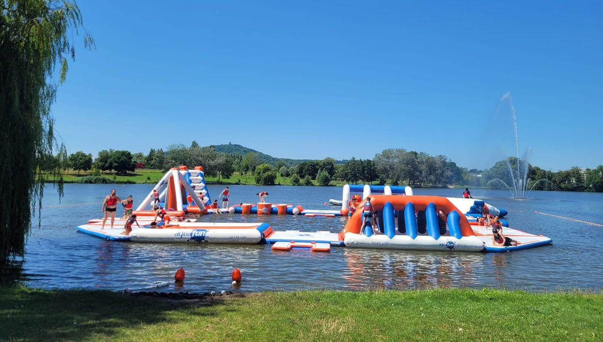 A peine ouvert, l'aquaparc installé sur le plan d'eau de la Gémerie à Arnage va être démonté, en raison d'incivilités - ici