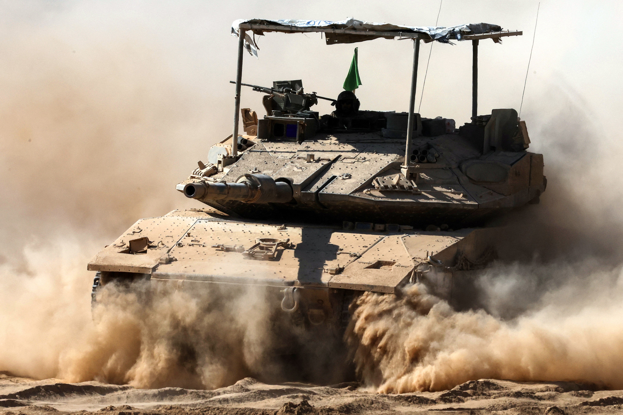 Des troupes israéliennes se déploient à la frontière avec la bande de Gaza, avec un char soulevant de la poussière, le 10 juillet 2025. Des troupes israéliennes se déploient à la frontière avec la bande de Gaza, avec un char soulevant de la poussière, le 10 juillet 2025.