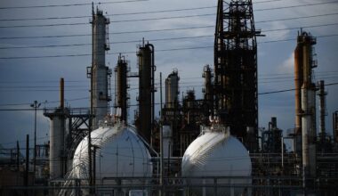 Oil Rises on Signs of Tight Supply, Robust Demand in Near Term