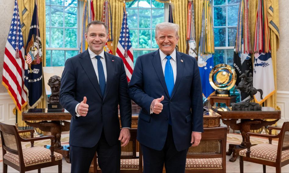 A pamiętacie jak podczas debaty Nawrocki wytykał Trzaskowskiemu, że ten ma zdjęcie z pedofilem?
