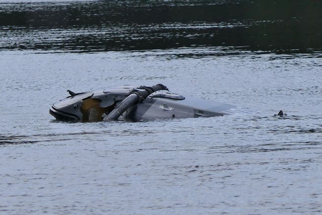 Der abgestürzte Helikopter treibt in der Nähe von Grimma in Sachsen in einem Fluss.