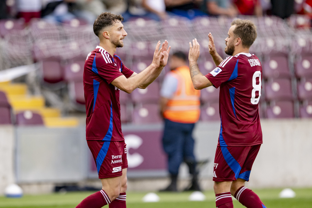 Miroslav Stevanovic du Servette FC célèbre avec Timothe Cognat après avoir marqué lors du match contre FC Lausanne-Sport au stade de Genève.