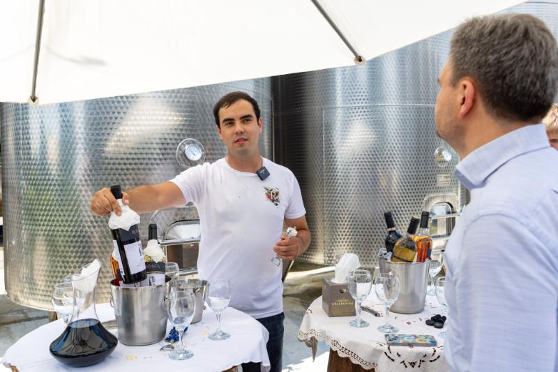 PM visits winery of family in central Moldova village