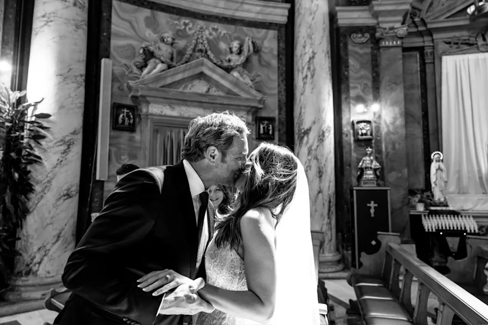 Josh Lucas kisses his bride Brianna Ruffalo. joshlucas/Instagram