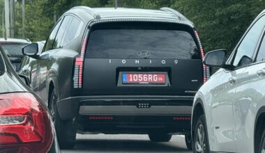What is the difference of these red plates?