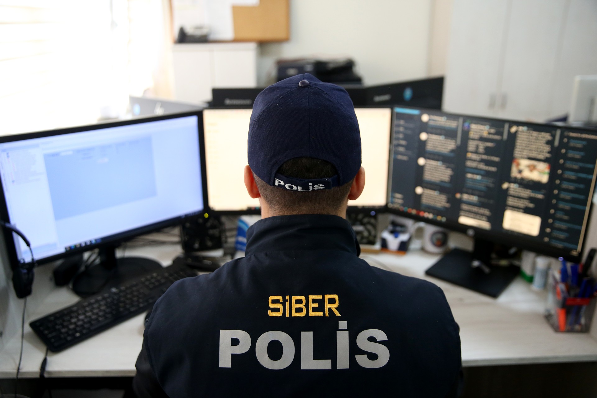 Police officer from the Anti-Cyber Crimes Department of the Security Directorate, accessed on December 9, 2024. (AA Photo)