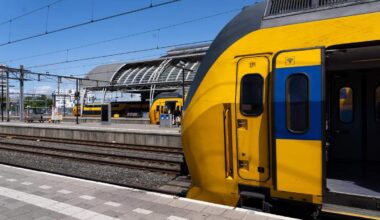 Om weer winst te maken moet de NS de komende jaren „blijven besparen en meer reizigers aantrekken, met name in de daluren waar nog veel ruimte in de trein is.”