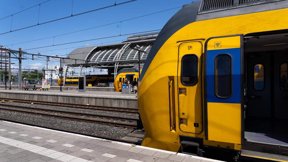 Om weer winst te maken moet de NS de komende jaren „blijven besparen en meer reizigers aantrekken, met name in de daluren waar nog veel ruimte in de trein is.”