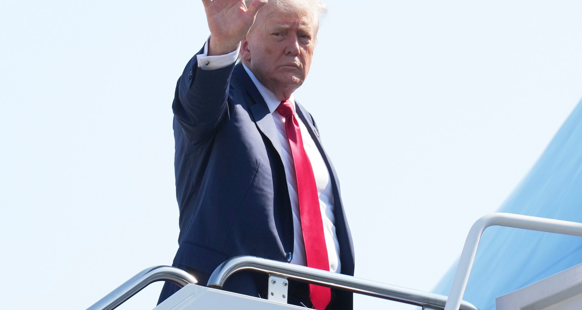Trump signals positive meeting with Powell on US interest rates | Banks News