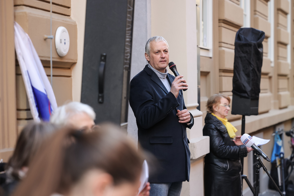 Za začetek referenduma o evtanaziji zbrali več kot 15 tisoč podpisov! Tole sporoča Aleš Primc ...