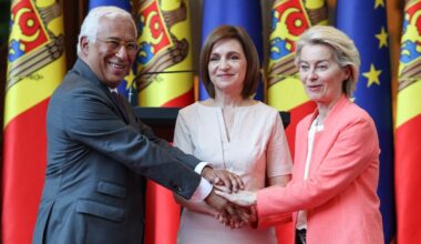 Antonio-Costa-Maia-Sandu-Ursula-von-der-Leyen all shaking hands smiling