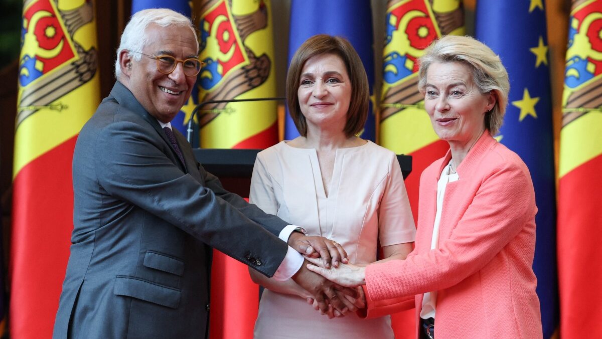 Antonio-Costa-Maia-Sandu-Ursula-von-der-Leyen all shaking hands smiling