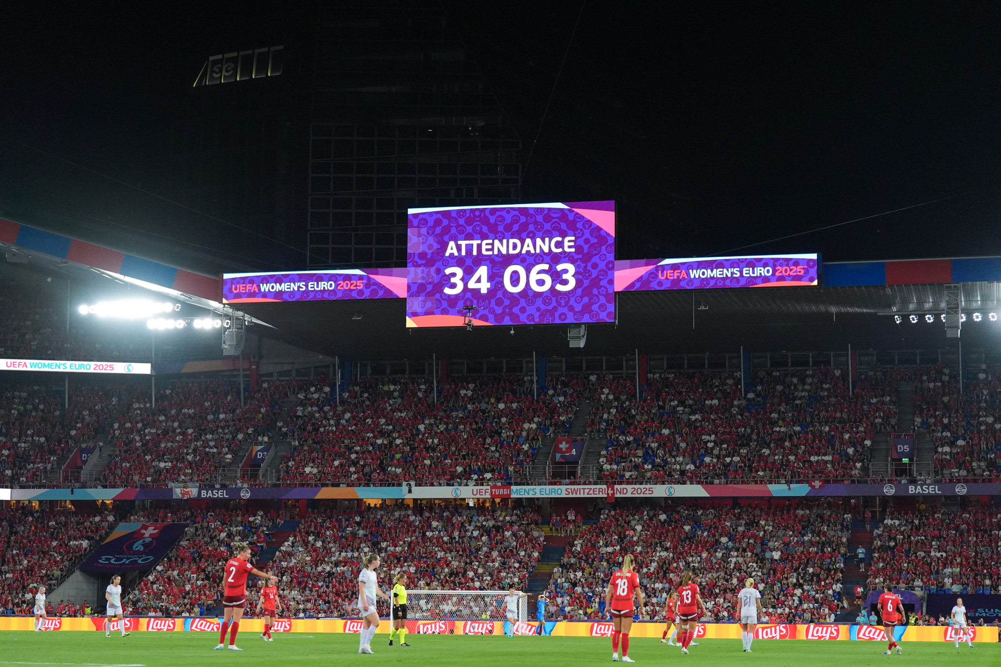 Fussballstadion St. Jakob-Park in Basel bei Nacht während des UEFA Frauen-EM 2025 Gruppenspiels zwischen Schweiz und Norwegen, mit einer Zuschauerzahl von 34.063 angezeigt auf der Leinwand. Fussballstadion St. Jakob-Park in Basel bei Nacht während des UEFA Frauen-EM 2025 Gruppenspiels zwischen Schweiz und Norwegen, mit einer Zuschauerzahl von 34.063 angezeigt auf der Leinwand.