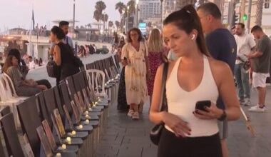 Israelis gather on Tel Aviv beach to honor fallen heroes in emotional memorial
