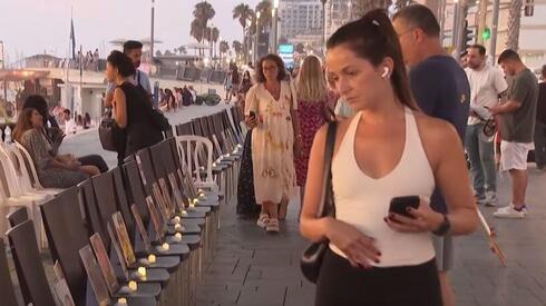 Israelis gather on Tel Aviv beach to honor fallen heroes in emotional memorial