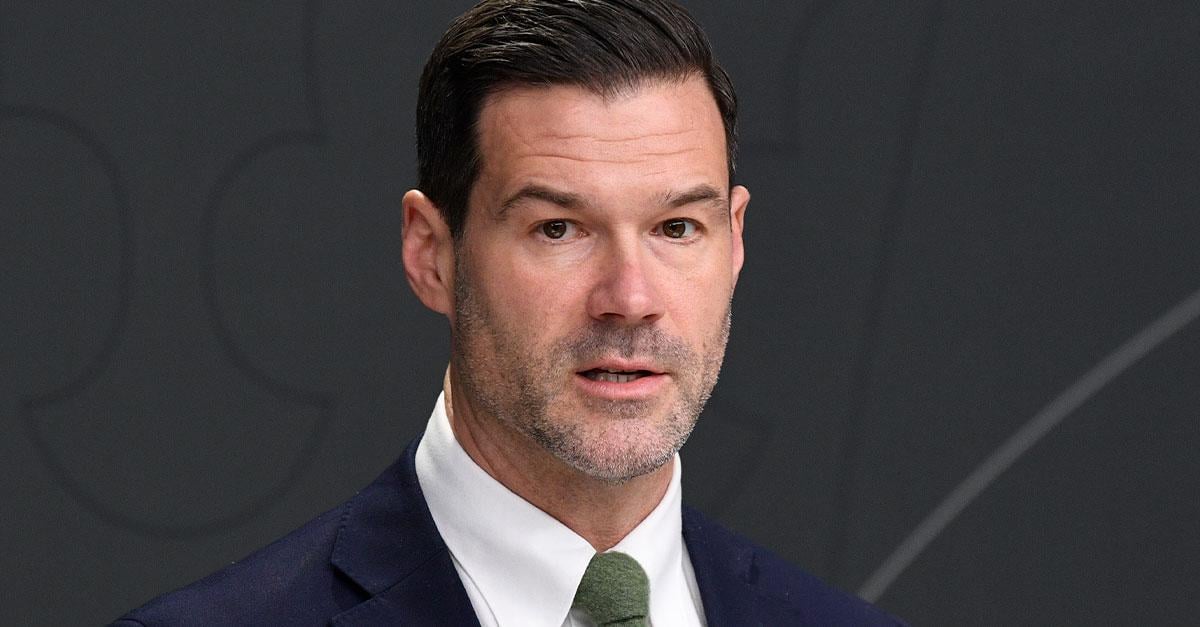 V vill förhöra Johan Forsell om anhörigs ”bristande vandel”