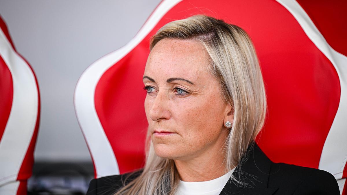 Red Flames-bondscoach Elisabet Gunnarsdottir voor cruciale EK-match: “Vraag 5.000 mensen wie wint en die ene die ‘België’ zegt, kent niks van voetbal”