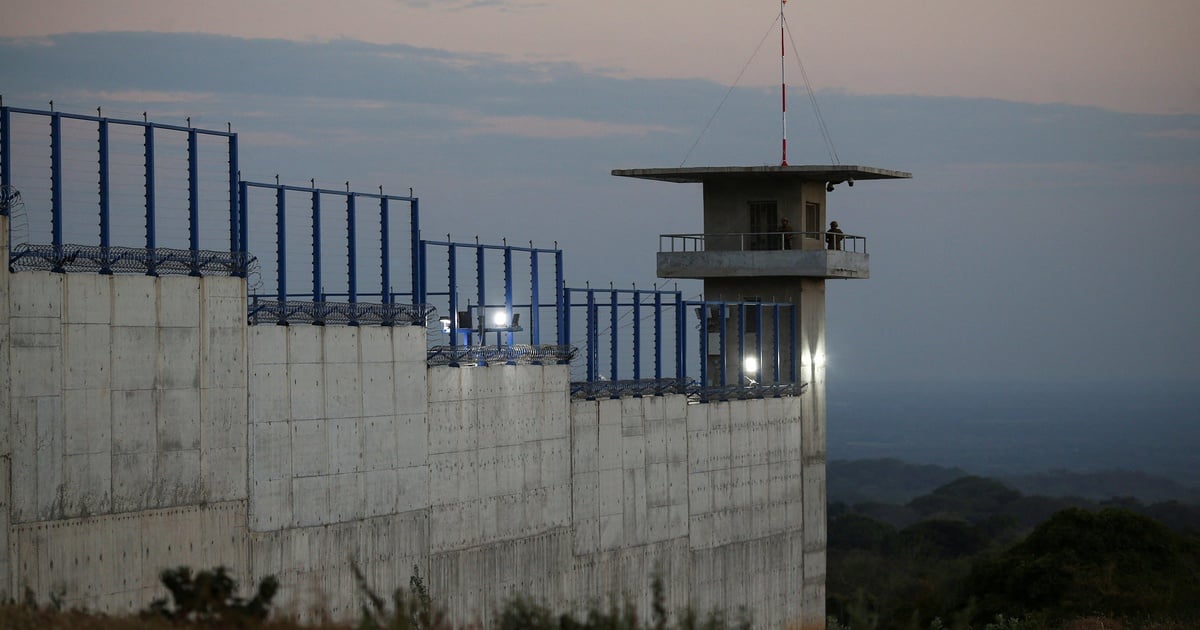 Texas judge tosses case against migrant sent to El Salvador