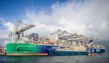 LNG bunkering containership