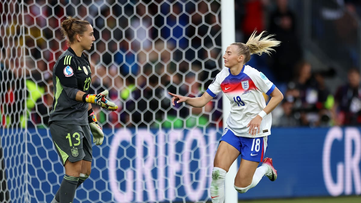 Polémica celebración de Inglaterra como campeona de la Eurocopa: Cata Coll sufrió un 'en la cara' de Kelly tras el penalti decisivo | Fútbol