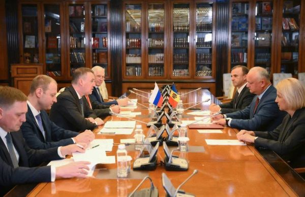 Moldova's parliament confirms commitment to the European course while opposition leader visits Moscow