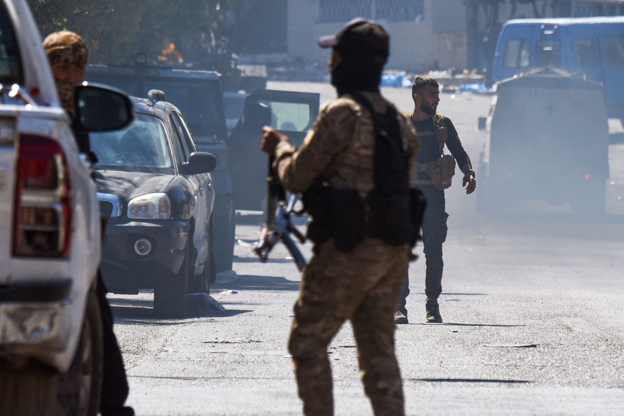 Forces de sécurité syriennes déployées dans la ville de Sweida, au milieu de véhicules stationnés, après des affrontements le 16 juillet 2025. Forces de sécurité syriennes déployées dans la ville de Sweida, au milieu de véhicules stationnés, après des affrontements le 16 juillet 2025.