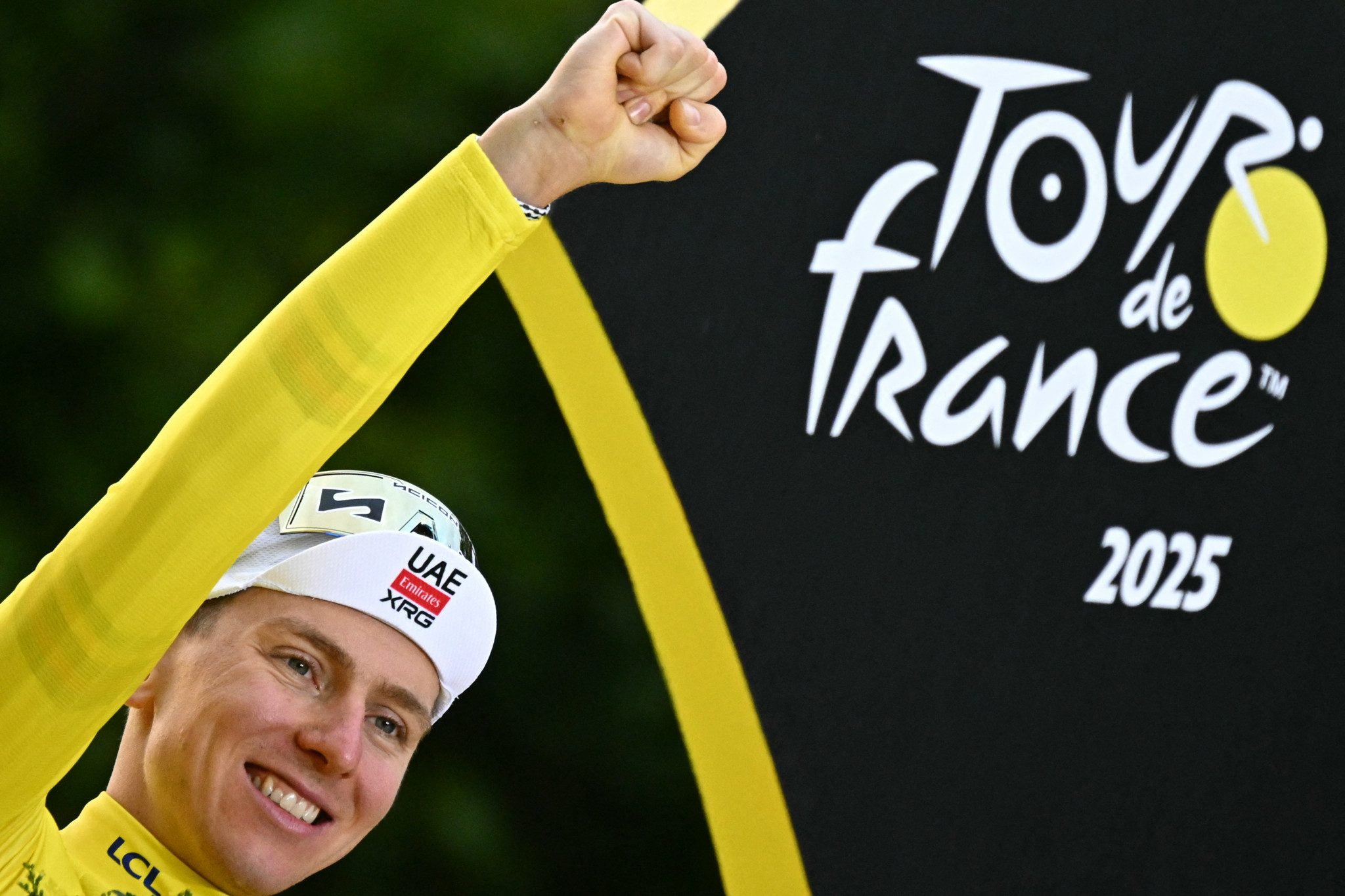 Tadej Pogacar, vêtu du maillot jaune, célèbre sur le podium du Tour de France 2025.